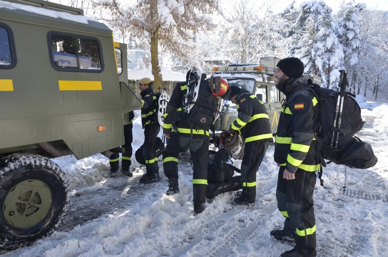 Toneladas de nieve cubren El Espinar (Segovia)