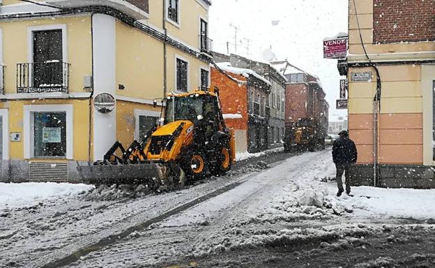 Las calles de Peñaranda presentaban en la mañana de ayer esta fisonomía, con la maquinaria desplegada para hacer frente a la copiosa nevada. 