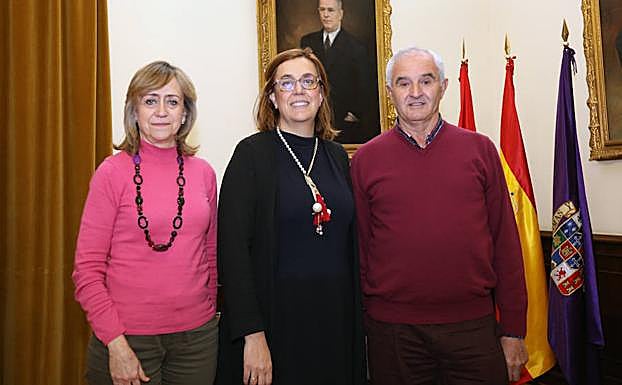 Ángeles Armisén, entre María José de la Fuente y Santiago Beltrán.