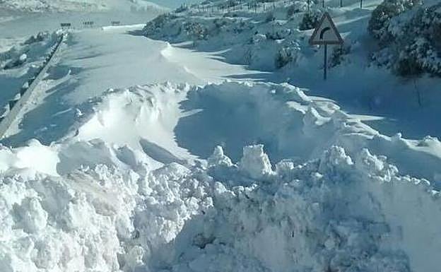 La carretera de Navalacruz (AV-P-415), cubierta de nieve.