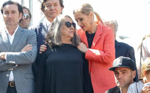 Pepa Aguilar recibe las condolencias de Cristina Cifuentes, presidenta de la Comunidad de Madrid. 