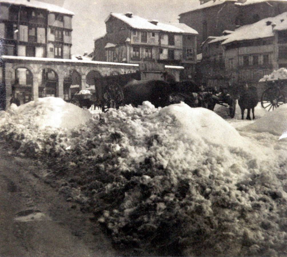 Montones de nieve en la Plaza Mayor hacia el año 1900, en una fotografía que se atribuye a Daniel Zuloaga Boneta.