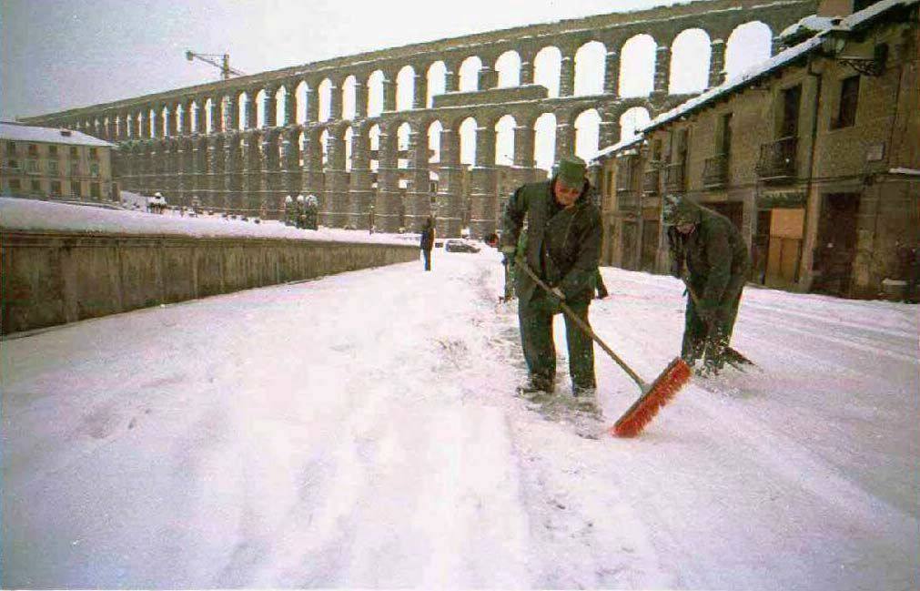 1997 Operarios municipales limpian de nieve las calles, en las proximidades del Acueducto.