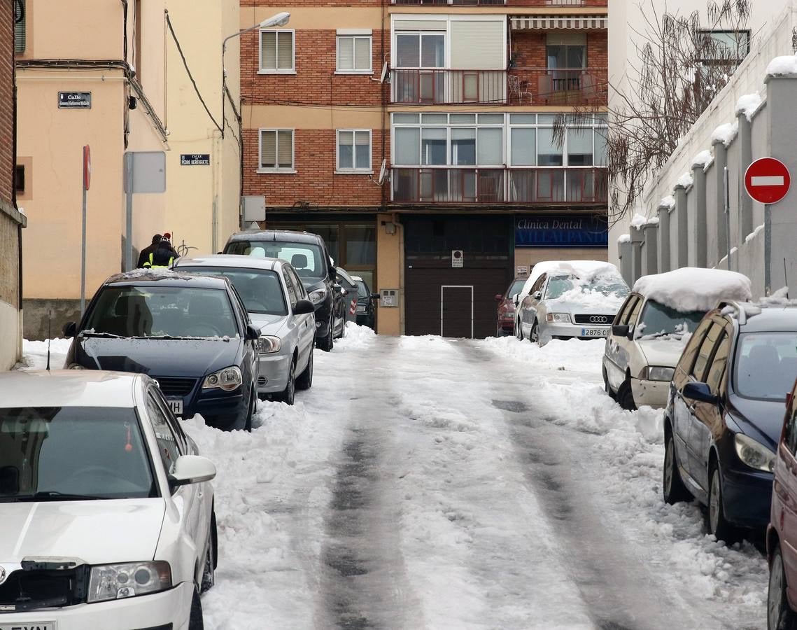 El hielo y la nieve obligan a extremar la precaución en las calles de Segovia