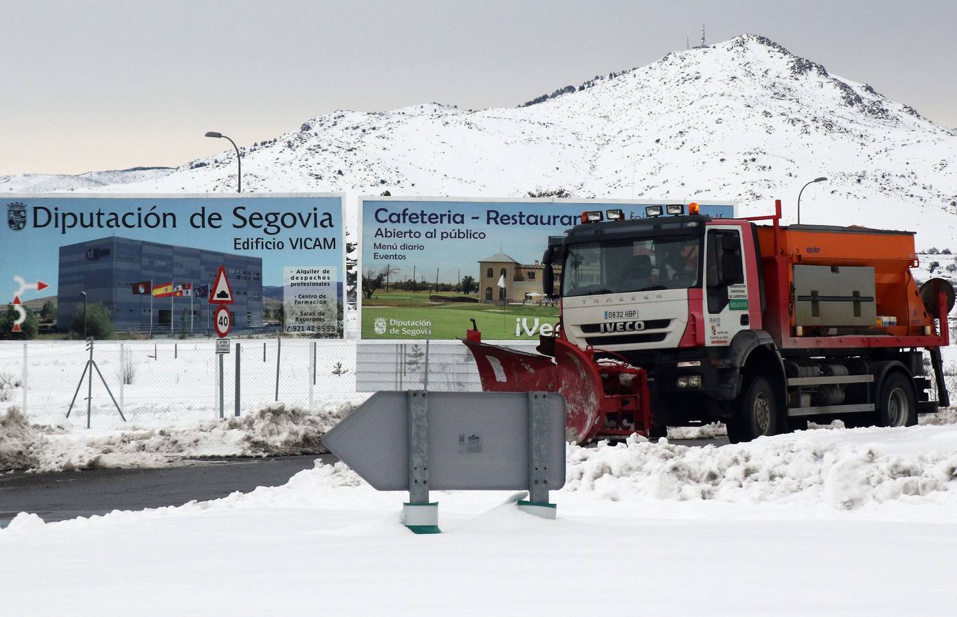 El hielo y la nieve obligan a extremar la precaución en las calles de Segovia