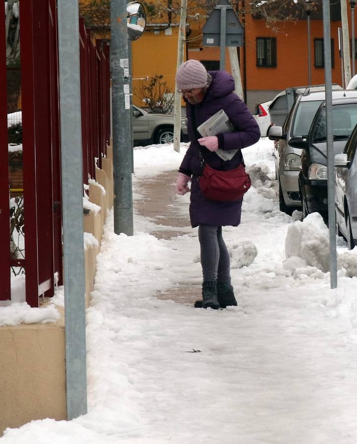 El hielo y la nieve obligan a extremar la precaución en las calles de Segovia