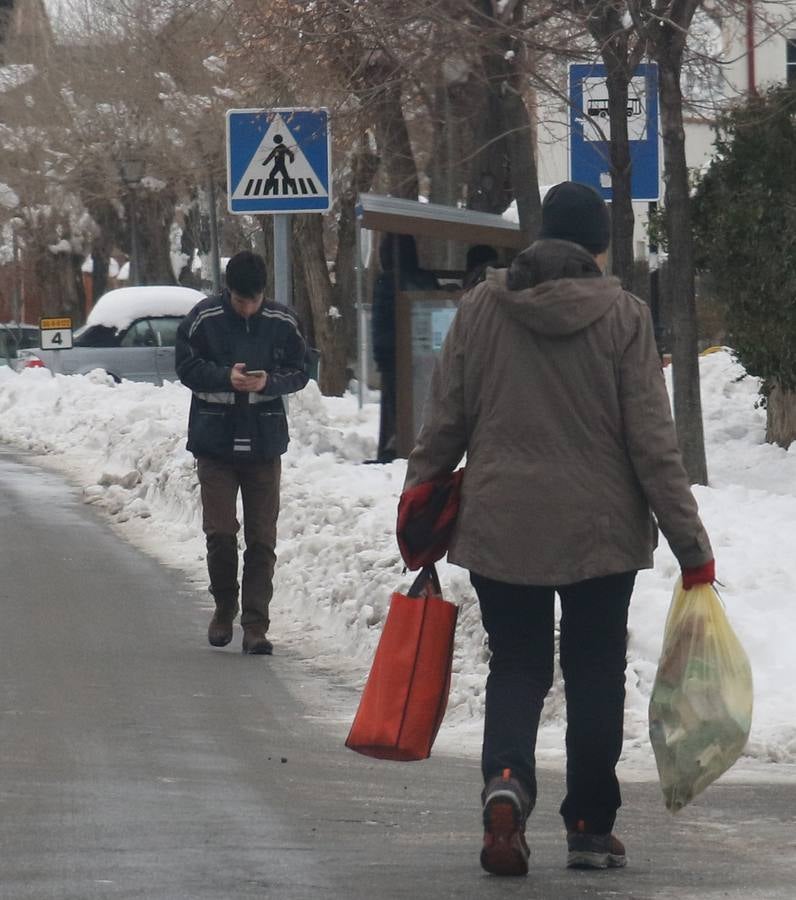 El hielo y la nieve obligan a extremar la precaución en las calles de Segovia