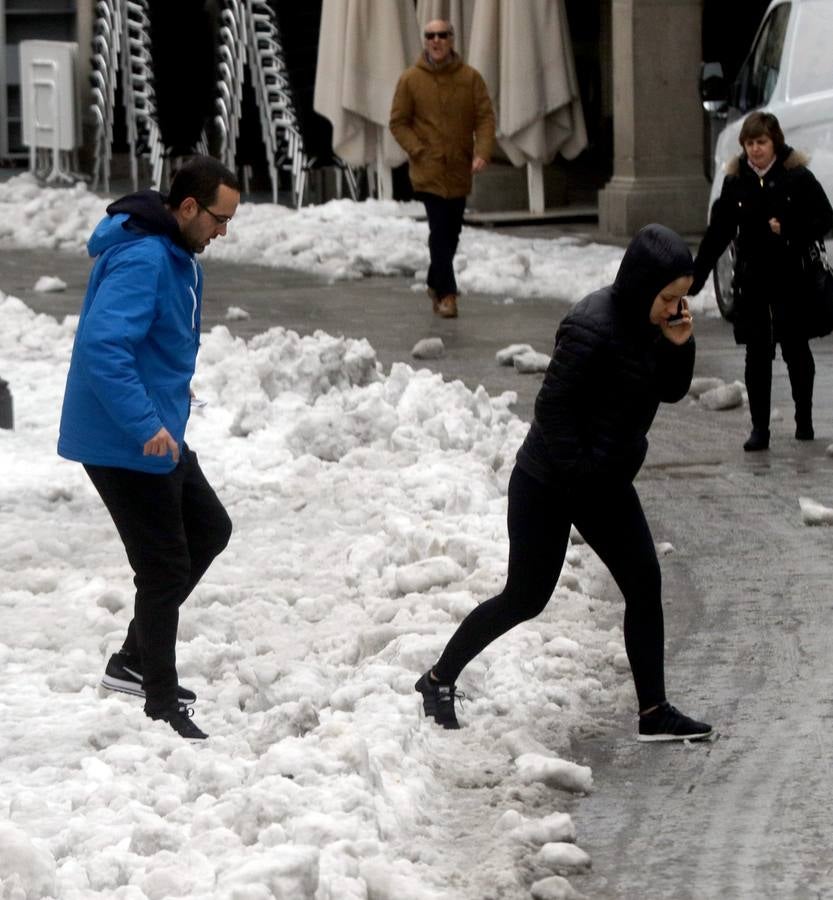 El hielo y la nieve obligan a extremar la precaución en las calles de Segovia