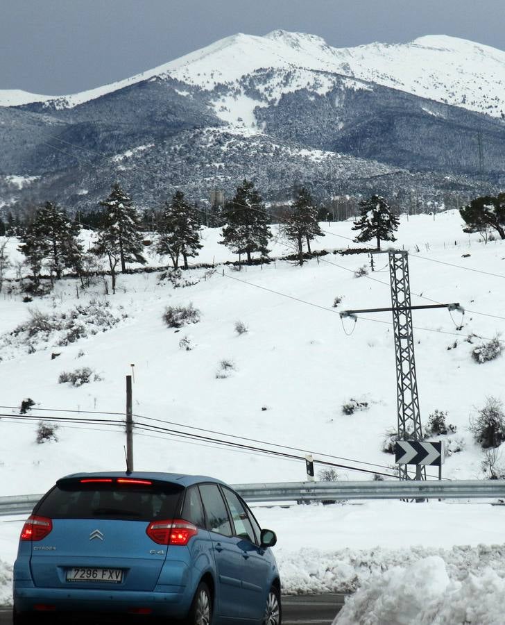 El hielo y la nieve obligan a extremar la precaución en las calles de Segovia