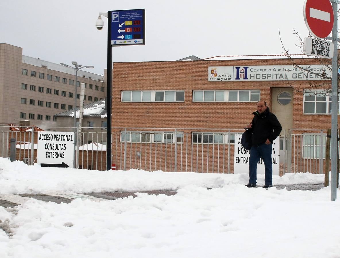 El hielo y la nieve obligan a extremar la precaución en las calles de Segovia
