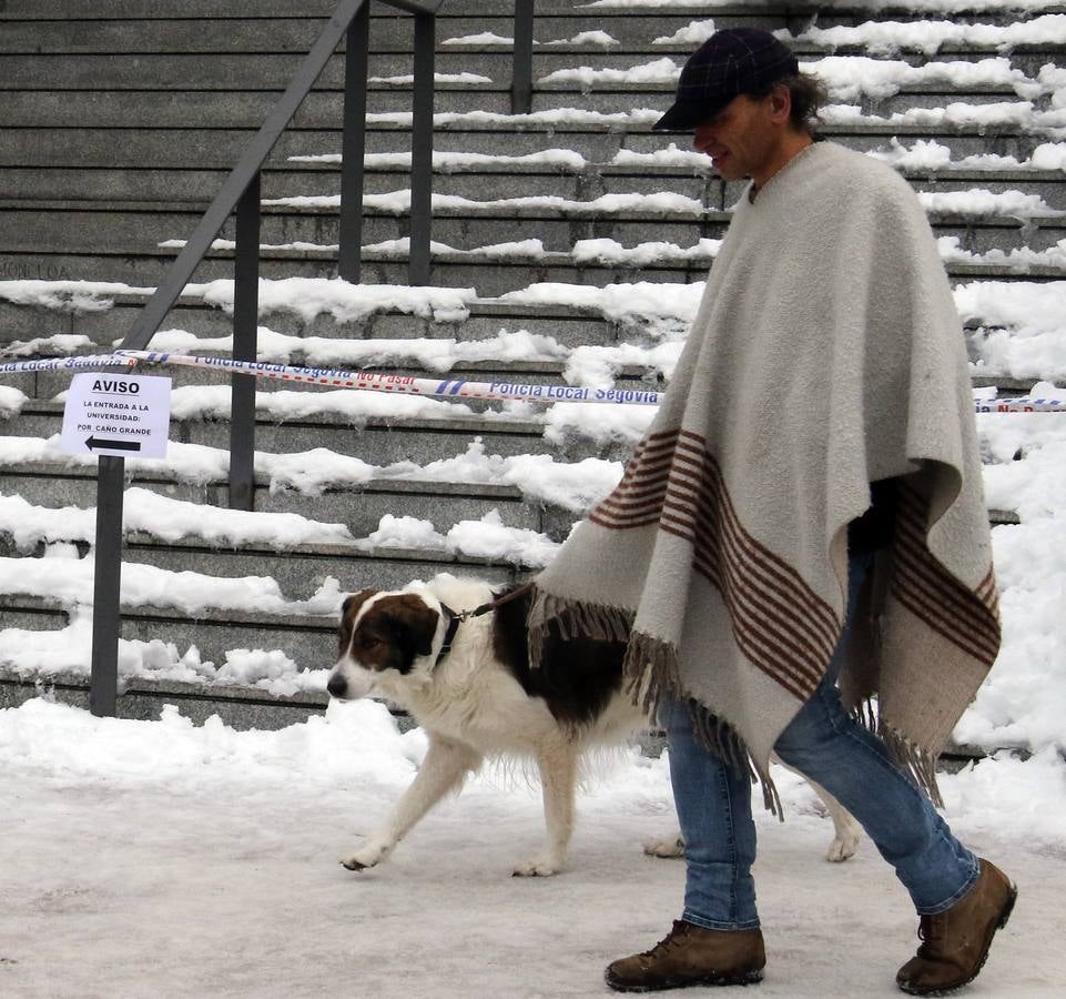 El hielo y la nieve obligan a extremar la precaución en las calles de Segovia