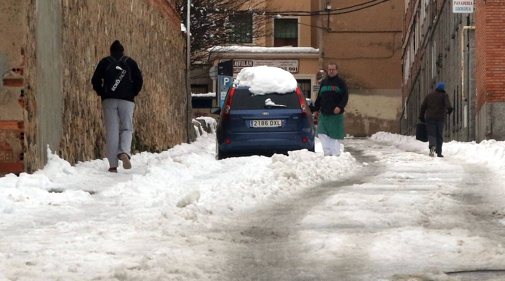 El hielo y la nieve obligan a extremar la precaución en las calles de Segovia