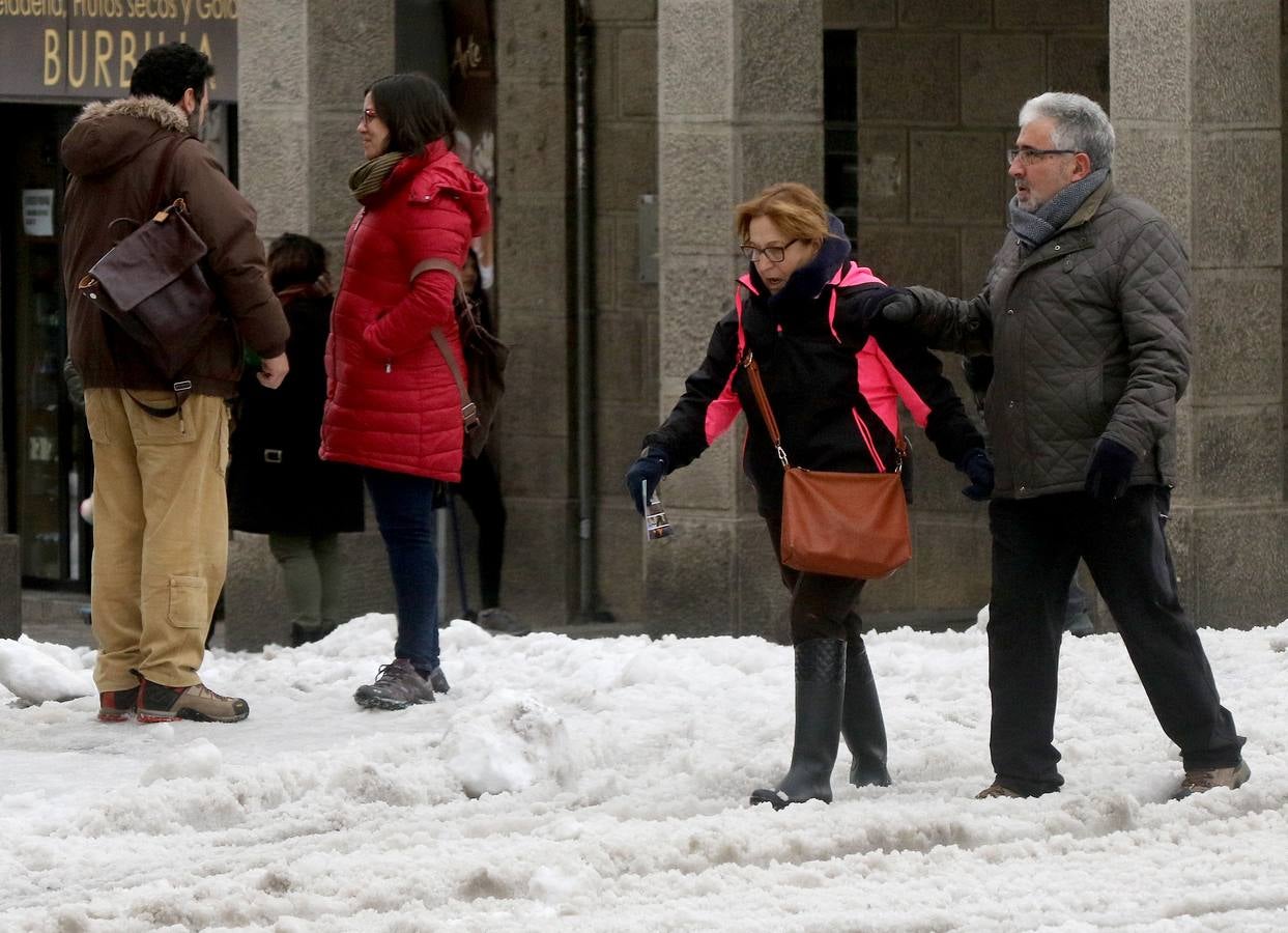 El hielo y la nieve obligan a extremar la precaución en las calles de Segovia