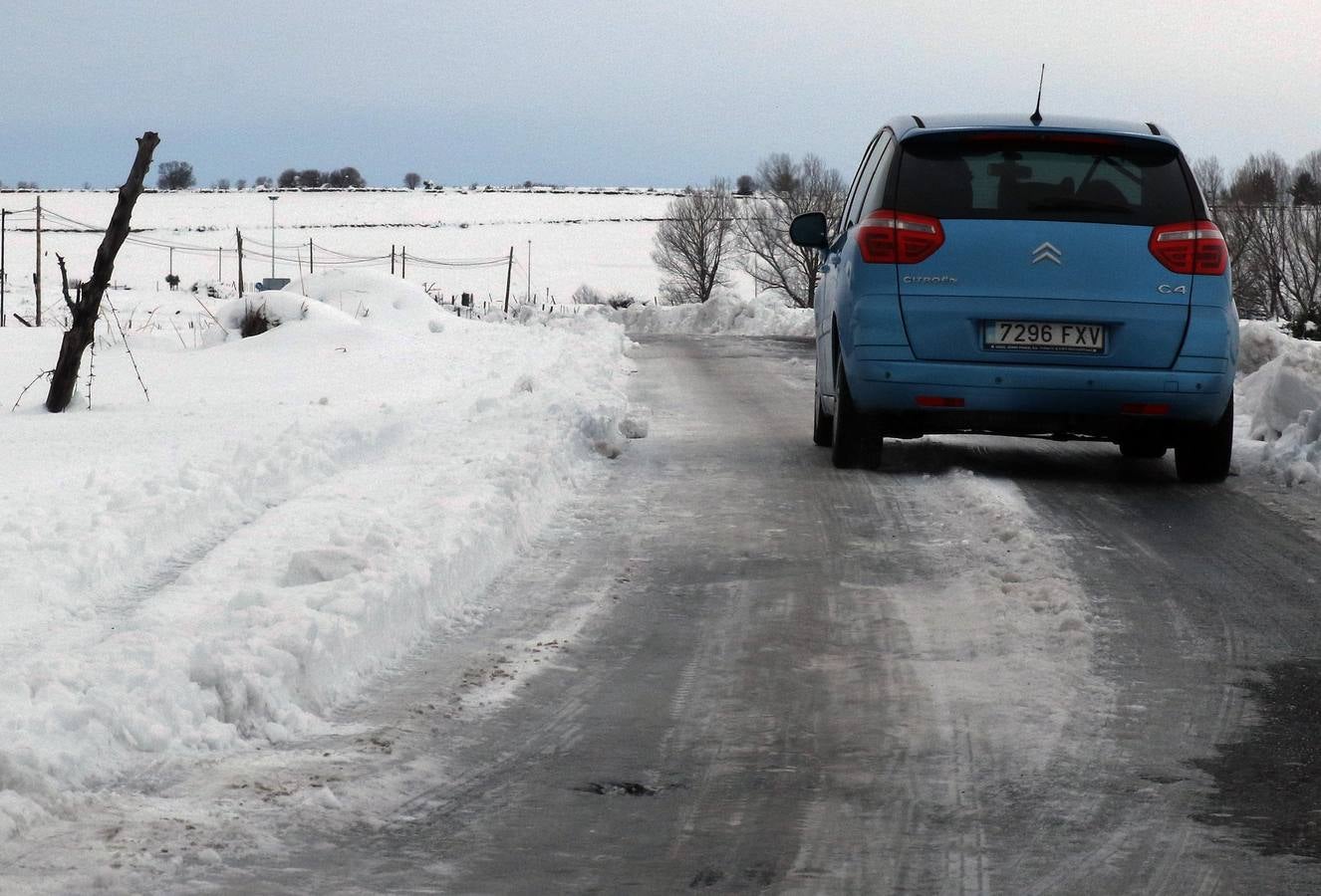 El hielo y la nieve obligan a extremar la precaución en las calles de Segovia