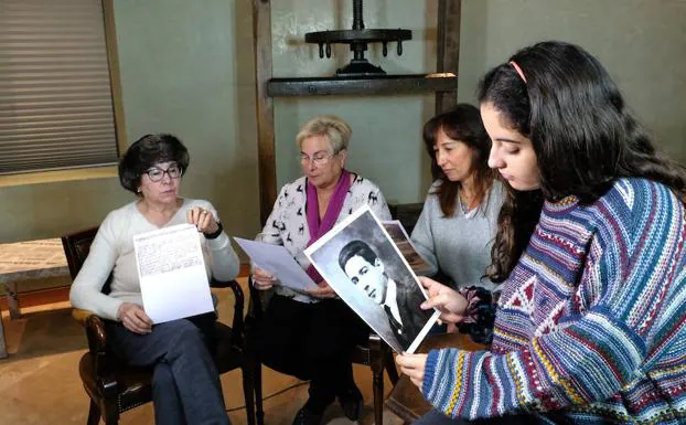 Las nietas, biznieta y tataranieta de Tomás Alonso sostienen la última carta y una fotografía de este ferroviario que murió en 1936