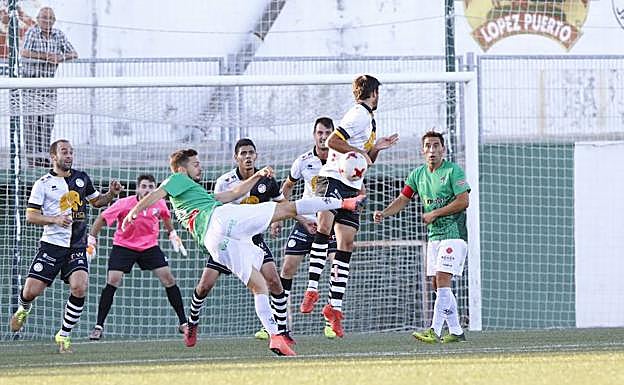 Imagen del amistoso de pretemporada entre el CD Guijuelo y Unionistas de Salamanca en el municipal chacinero. 