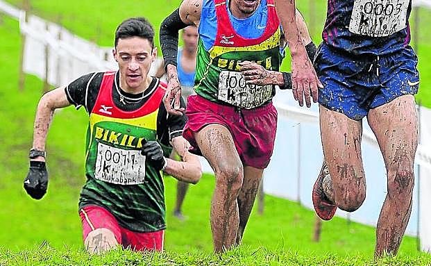 Javier García del Barrio, disputando el Cros de Amorebieta del domingo.