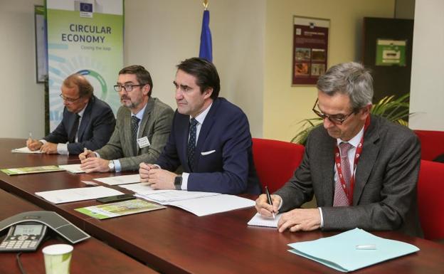 El consejero de Fomento y Medio Ambiente, Juan Carlos Suárez-Quiñones (2d), durante la reunión que ha mantenido con el director general de Medio Ambiente de la UE, Daniel Calleja. 