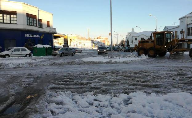 Las calles de Peñaranda presentaban ayer este aspecto intransitable por la acumulación de la nieve y el hielo. 