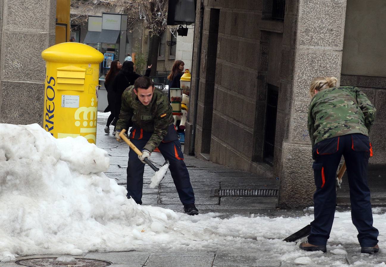 Personal de mantenimiento de la Academia de Artillería ha cogido varias palas y se ha puesto a limpiar varias calles céntricas de la capital, de manera voluntaria y desinteresada