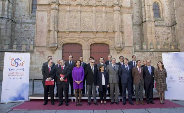 Los miembros de la Comisión Interinstitucional del VIII Centenario posan delante de la fachada del Edificio Histórico con motivo de su reunión en octubre de 2015.