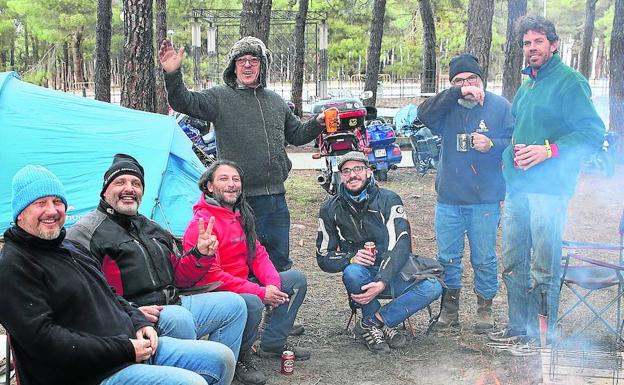 Grupo de participantes en la edición del año pasado, en la zona de acampada de El Hoyal. 