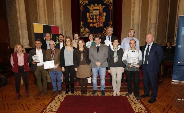 Los premiados, con la presidenta de la Diputación y la vicerrectora del campus.