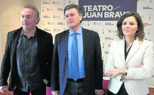El presidente de la Diputación, Francisco Vázquez, flanqueado por la diputada Sara Dueñas y el director del teatro, Marco Antonio Costa. 