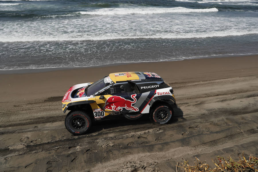 Los pilotos franceses Stephane Peterhansel y Jean Paul Cottret, de Peugeot, compiten durante la quinta etapa del Dakar. 