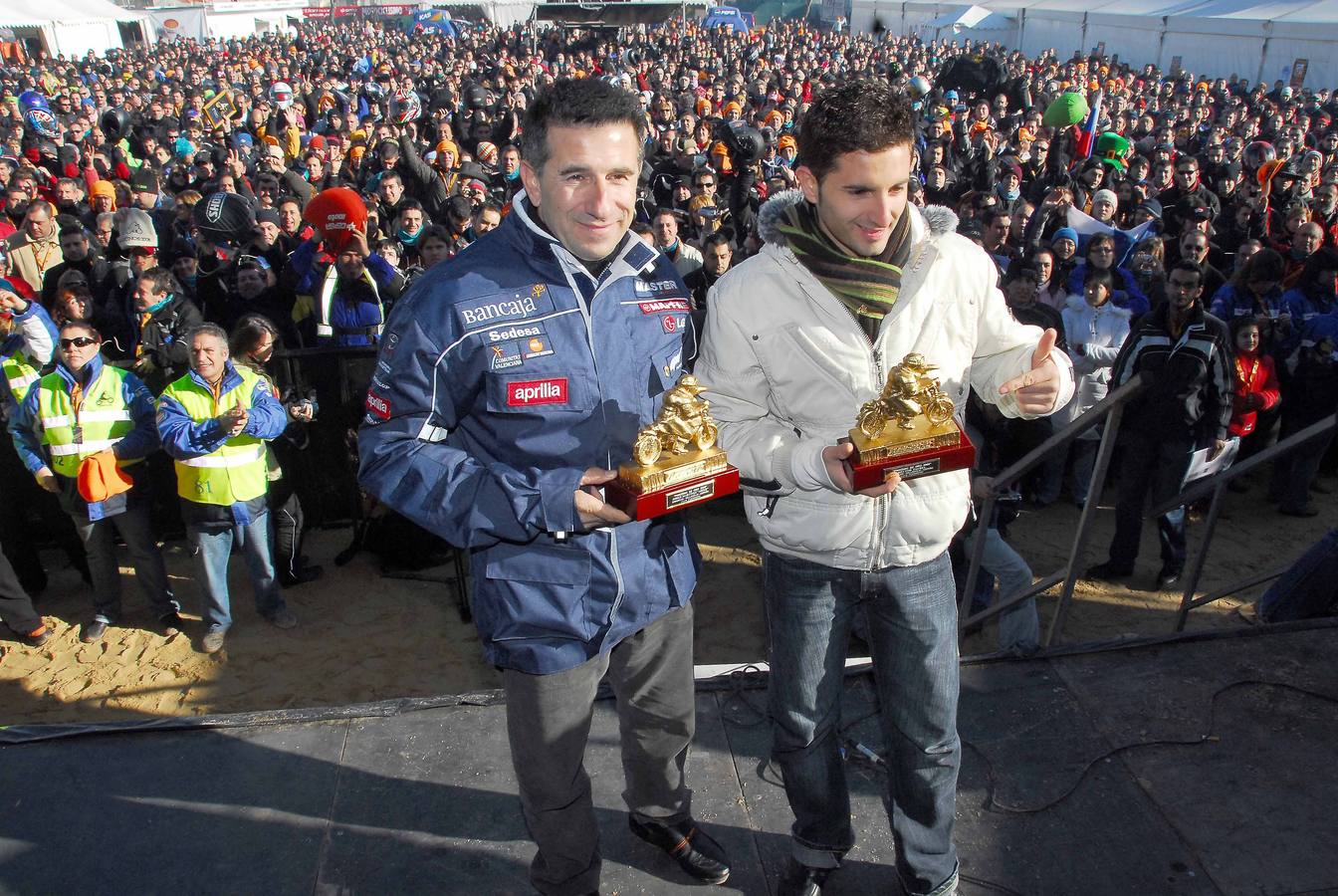 2008. Jorge Martínez Aspar y Héctor Faubel reciben el Pingüino de Oro 2008 ante el aplauso y la admiración de los asistentes al acto de entrega.