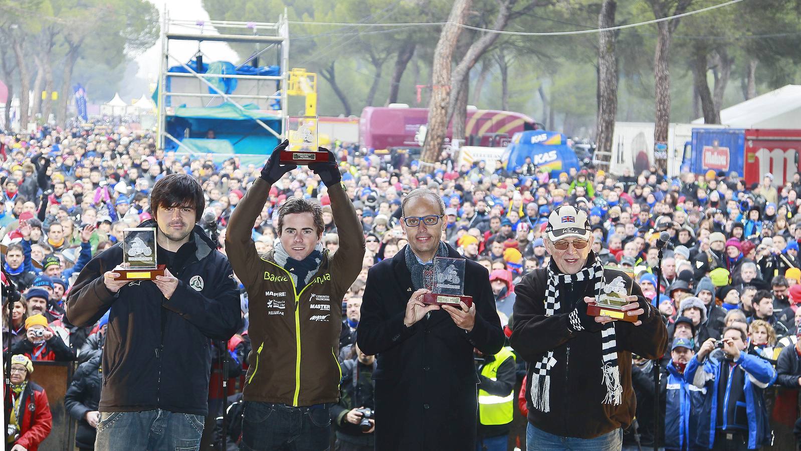 2012. Nico Terol, campeón del mundo de 125cc, recibió el Pingüino de Oro y se rindió al espectáculo de la plaza abarrotada. En la imagen, José Pino, de Honda, Nico Terol, Ernest Riveras y Phil Read, con sus galardones.