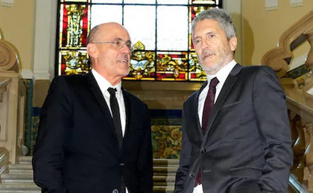 El fiscal Miguel Ángel Aguilar y el magistrado Fernando Grande-Marlaska, minutos antes de protagonizar la mesa sobre los delitos de odio del Ciclo de Justicia de El Norte de Castilla-Santander, en Valladolid. 