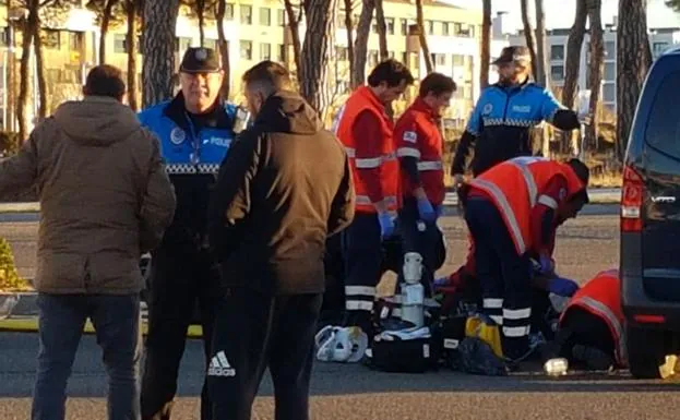 Efectivos sanitarios atienden al motorista accidentado junto al acceso al Pinar de Jalón.