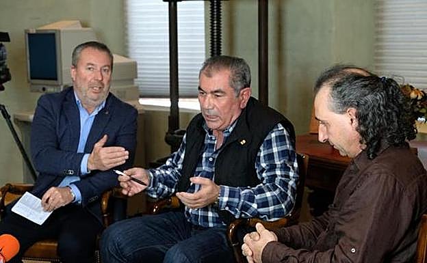 Donaciano Dujo, Aurelio González y Jesús Manuel González Palacín. 