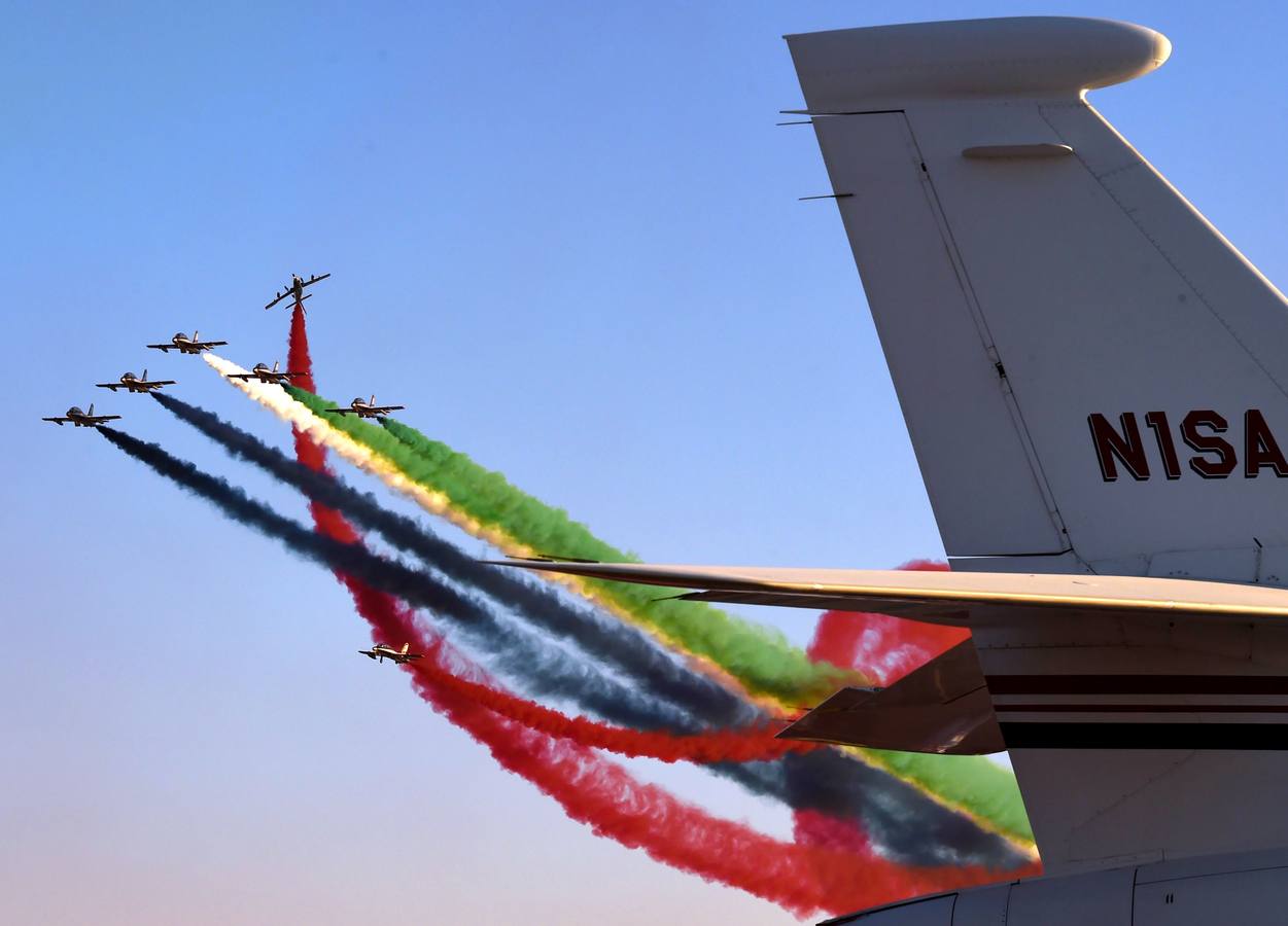 El Equipo Acrobático Nacional de los Emiratos Árabes Unidos Al-Fursan (Los Caballeros) participa en la 4ª Exhibición de Aviación de Arabia Saudita en el Aeropuerto de Thumamah