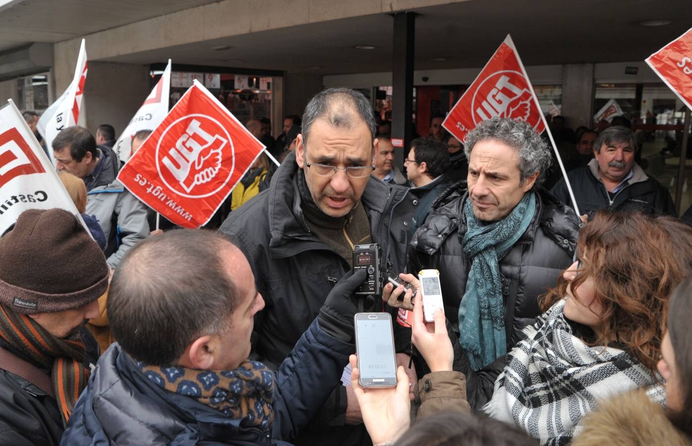 Protesta del colectivo de transportes de viajeros por carretera en la estación de autobuses de Valladolid