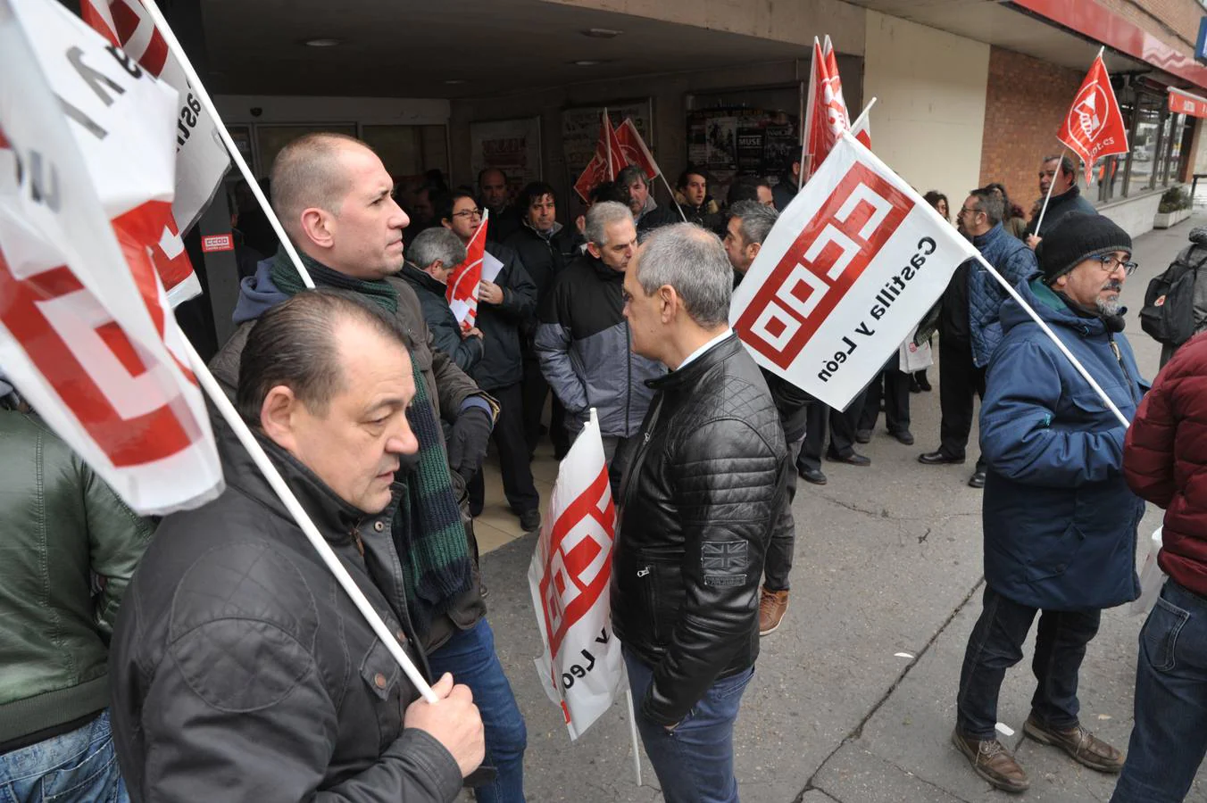 Protesta del colectivo de transportes de viajeros por carretera en la estación de autobuses de Valladolid