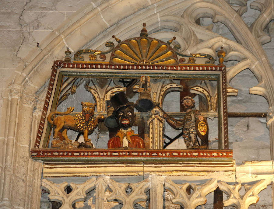 Visita del consejero de empleo a la escuela taller de la catedral