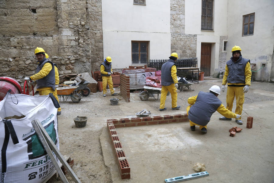 Visita del consejero de empleo a la escuela taller de la catedral