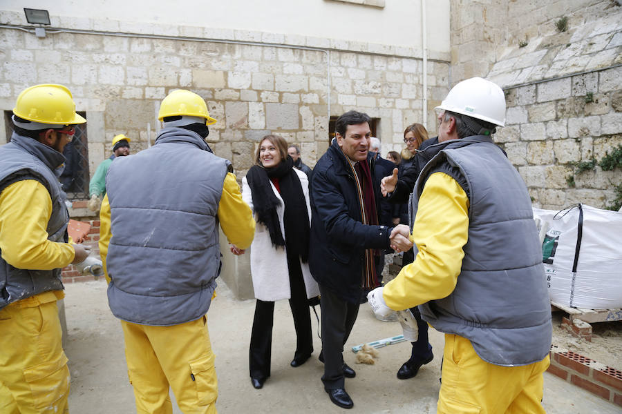 Visita del consejero de empleo a la escuela taller de la catedral