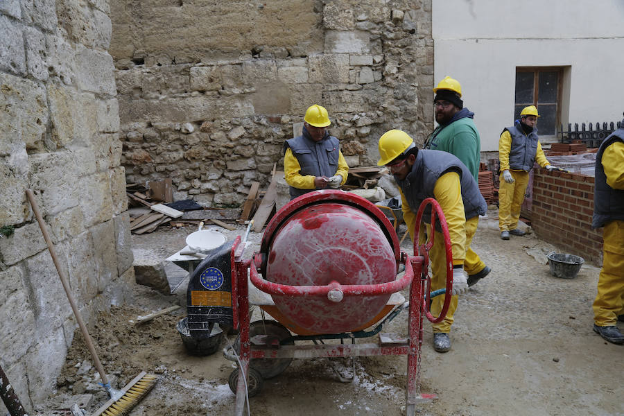 Visita del consejero de empleo a la escuela taller de la catedral
