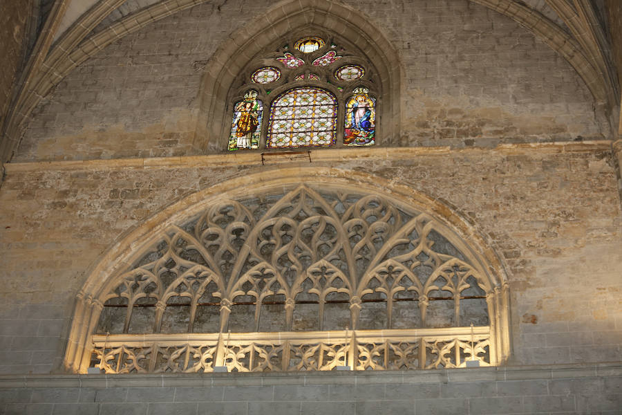 Visita del consejero de empleo a la escuela taller de la catedral