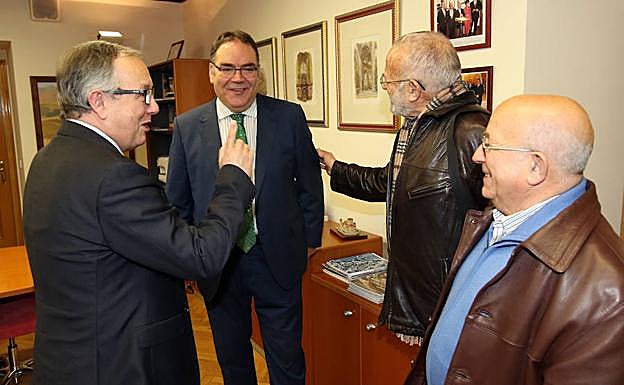 Encuentro del delegado territorial y del gerente de Asistencia Sanitaria de Segovia, en la mañana de ayer, con representantes de la Asociación de Vecinos de Nueva Segovia. 