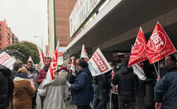 Miembros de los sindicatos y trabajadores reclaman a las puertas de la estación de autobuses. 