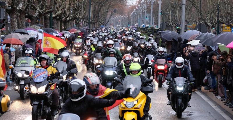 Los moteros desafían a la lluvia en el tradicional desfile de banderas de Pingüinos.