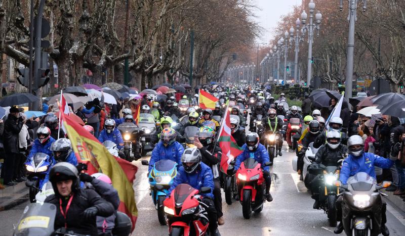 Los moteros desafían a la lluvia en el tradicional desfile de banderas de Pingüinos.