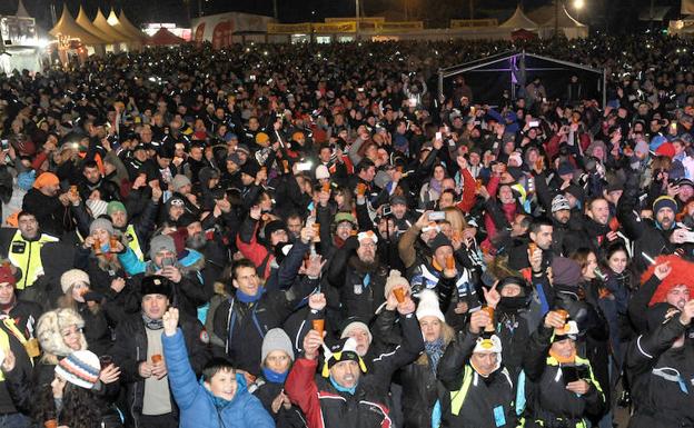 La música de Los Pichas ayudó a contrarrestar la gélida noche en la campa de Pingüinos.