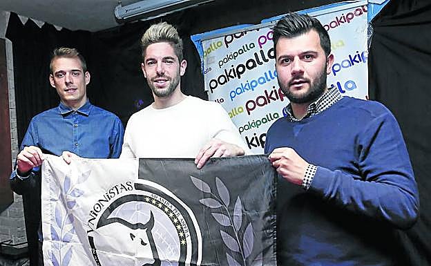 Antonio Jiménez, Diego Abad y Astu, con la bandera de Unionistas.
