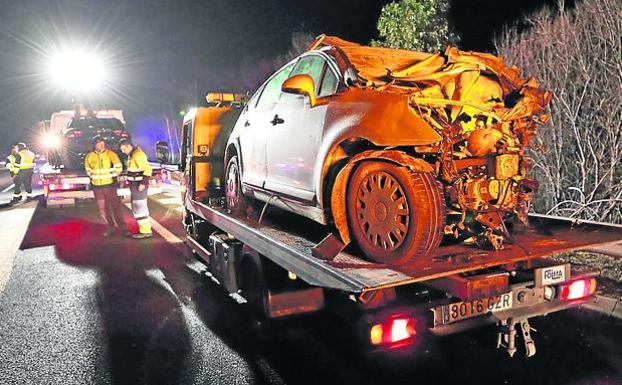 Uno de los coches muestra las huellas del terrible impacto. 