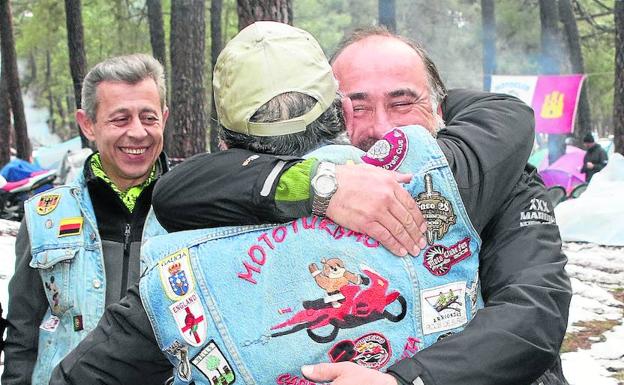 Dos moteros se reencuentran en el pinar de Cantalejo.